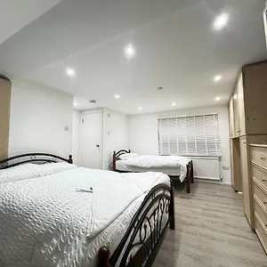 Stayeasy En-suite Guest house London